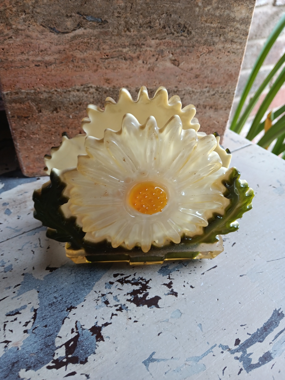 Vintage Wondermold Lucite Daisy Flower Napkin Paper Letter Holder - Picture 3 of 4